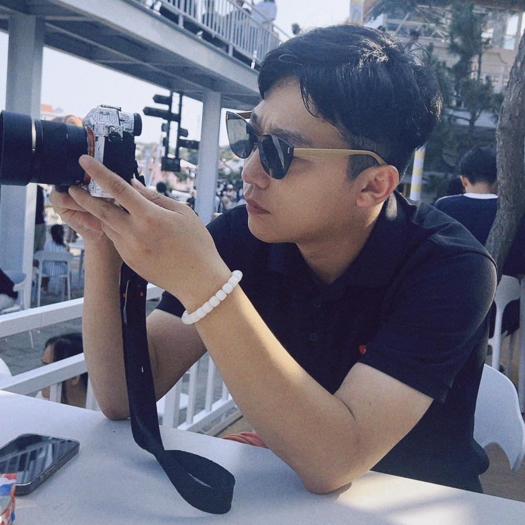 一个单眼皮的摄影师