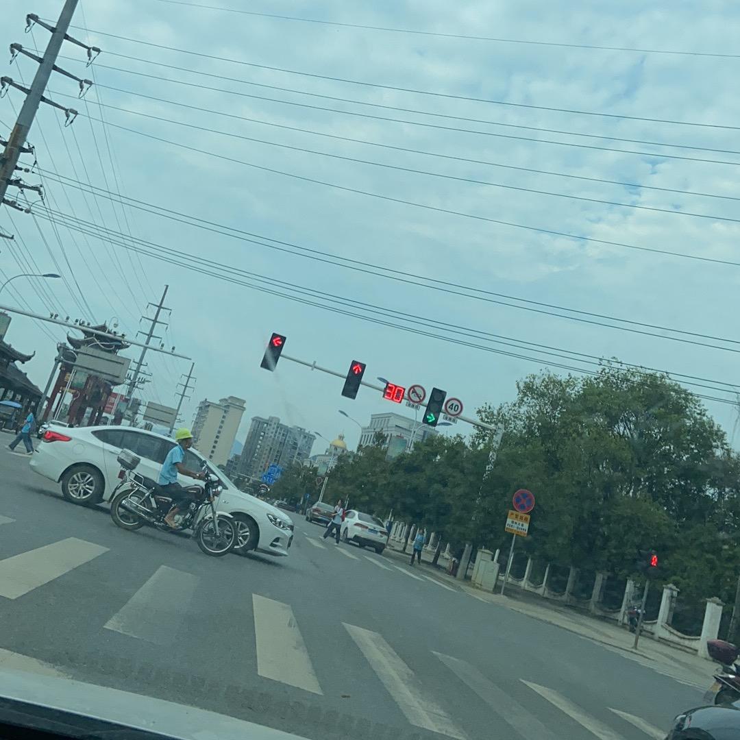 @依一
