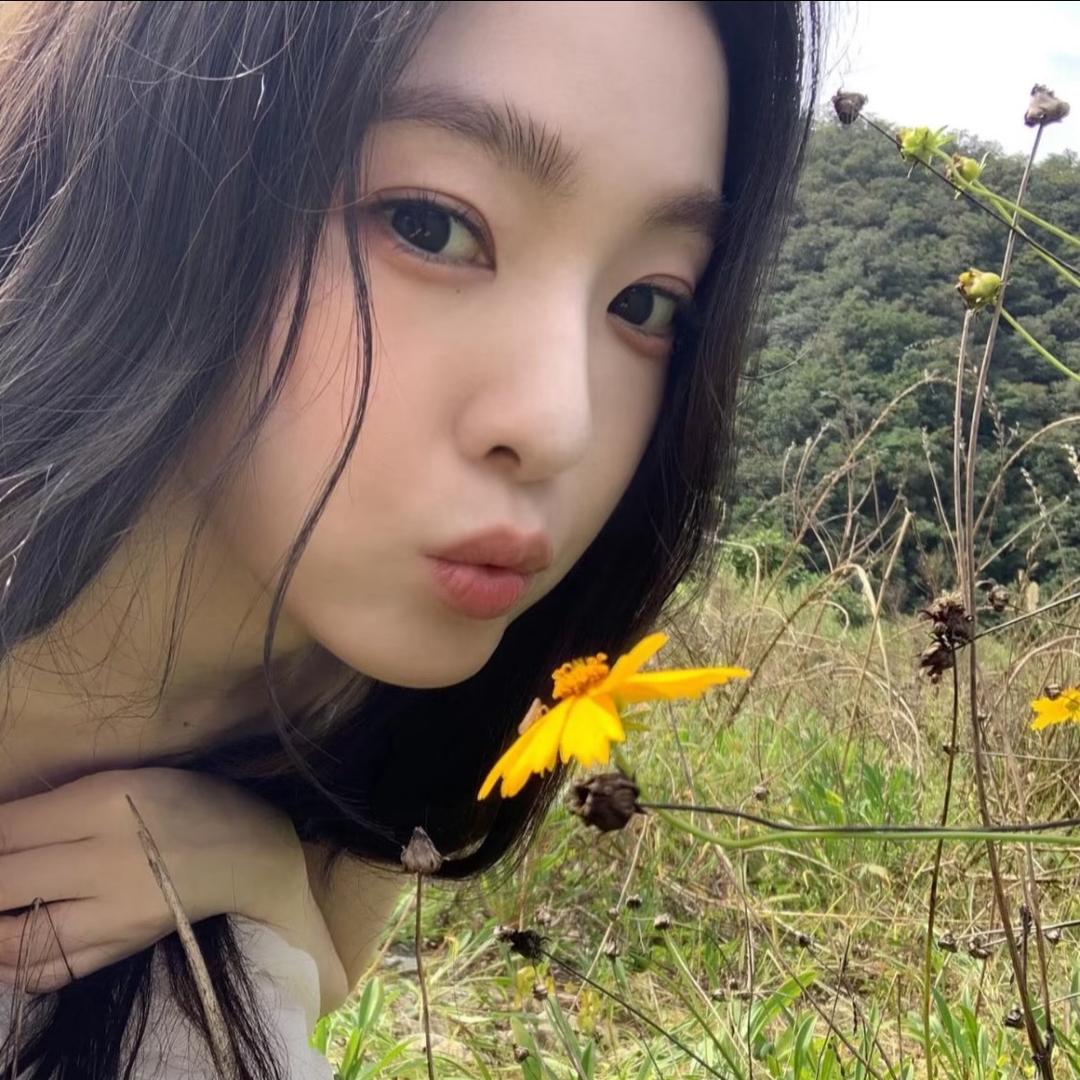 爱吃食物的女孩子