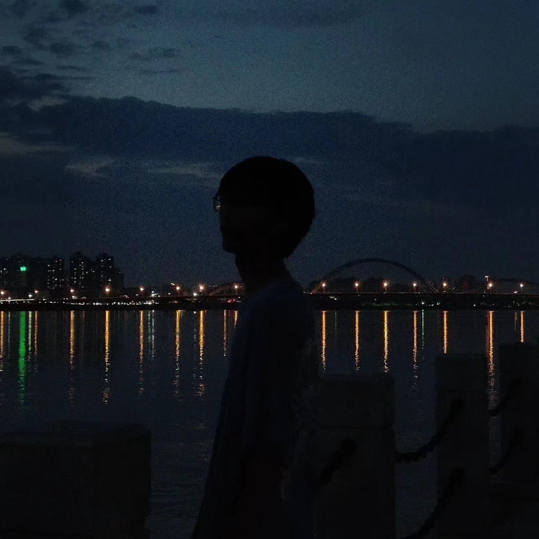 一件黑色毛衣