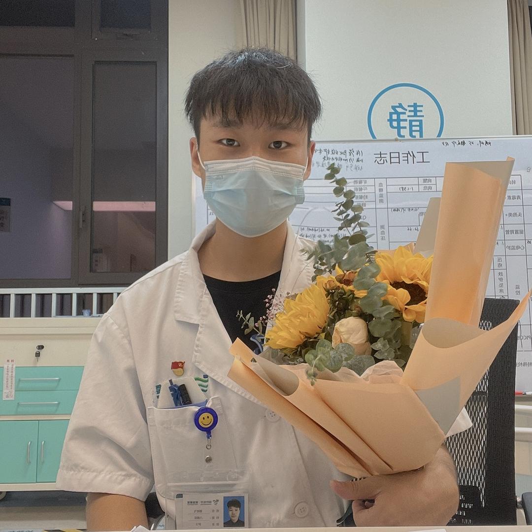 小邬是个男护士