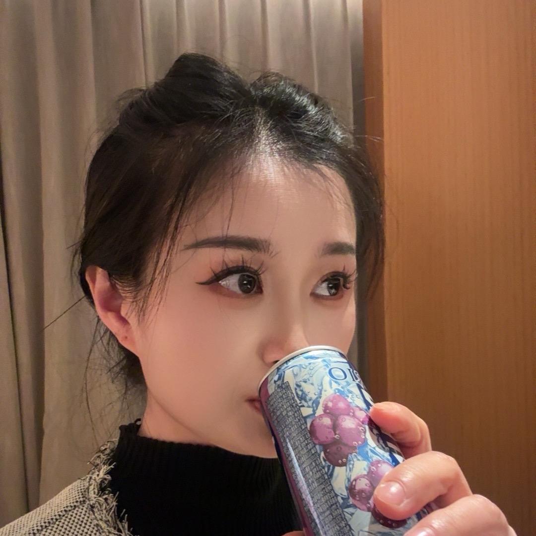小明爱化妆💋