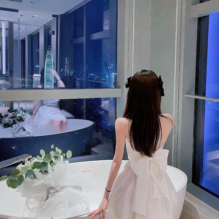 七 月 .:
