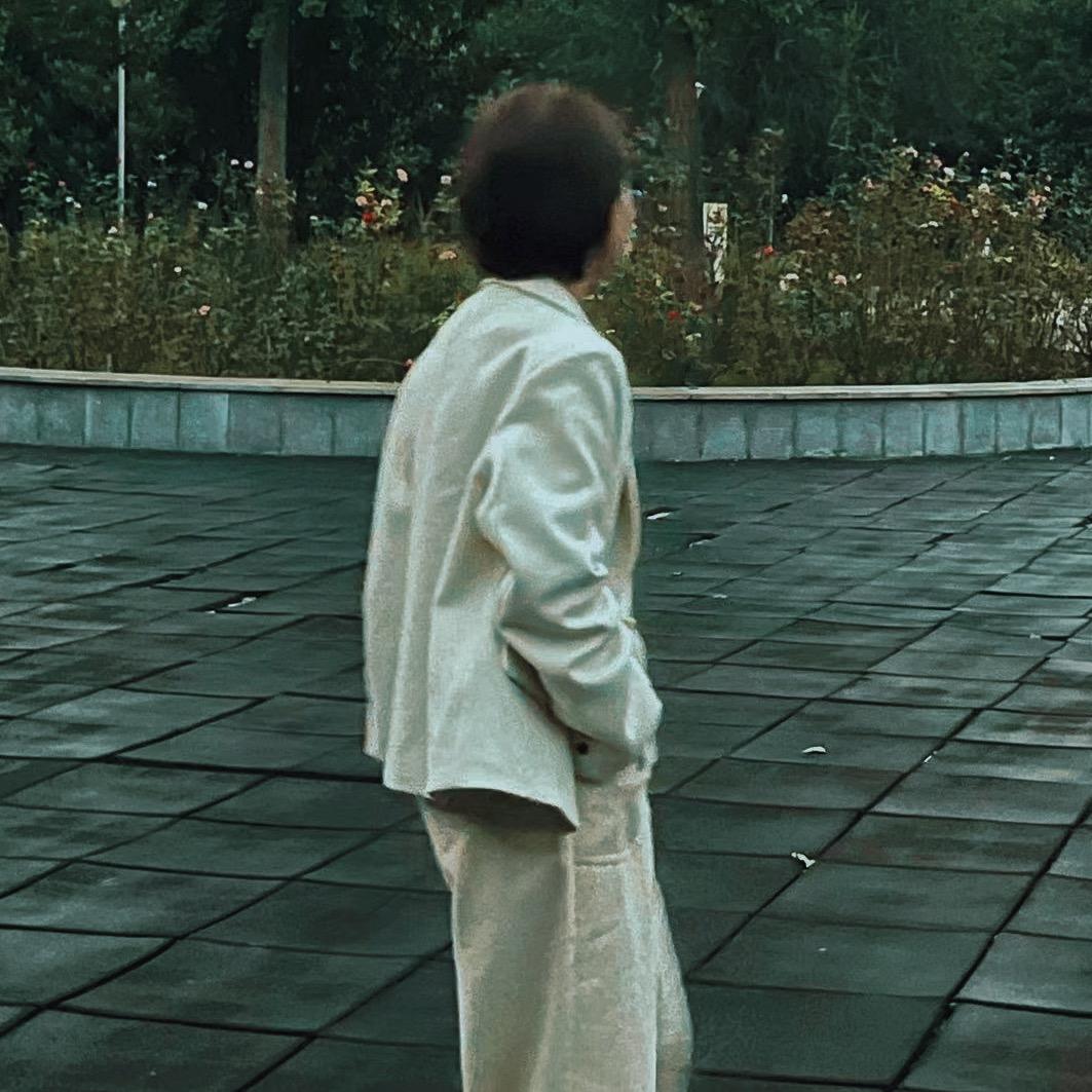 她。