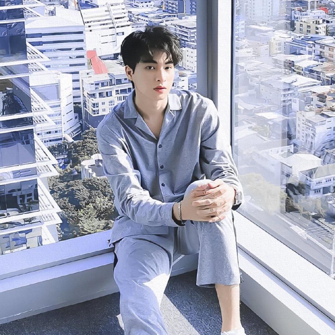 AI吱吱>3<头像
