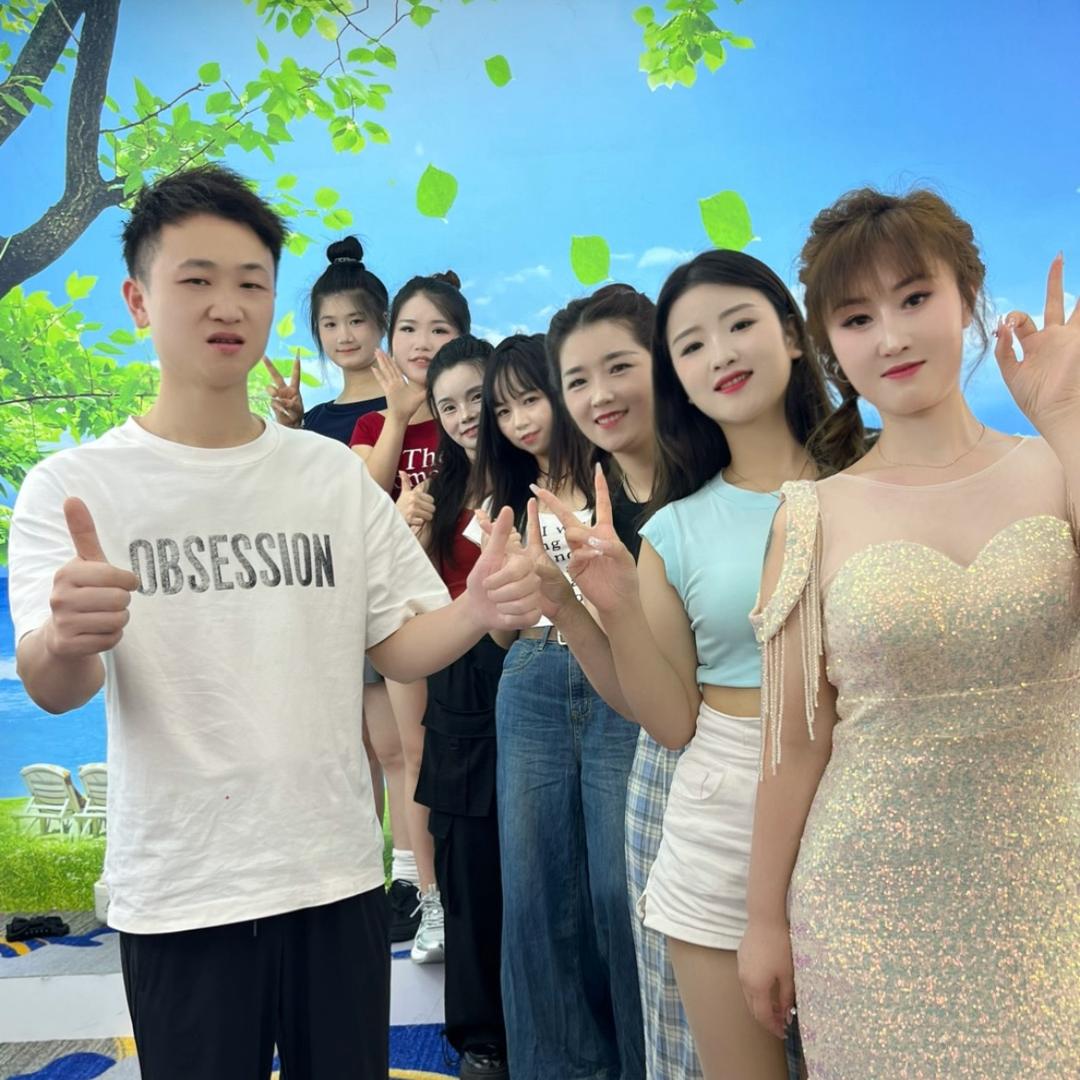 小万山歌（万氏娱乐2团）招新人
