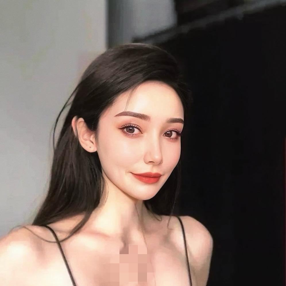 𝐀𝐝𝐞𝐥𝐚