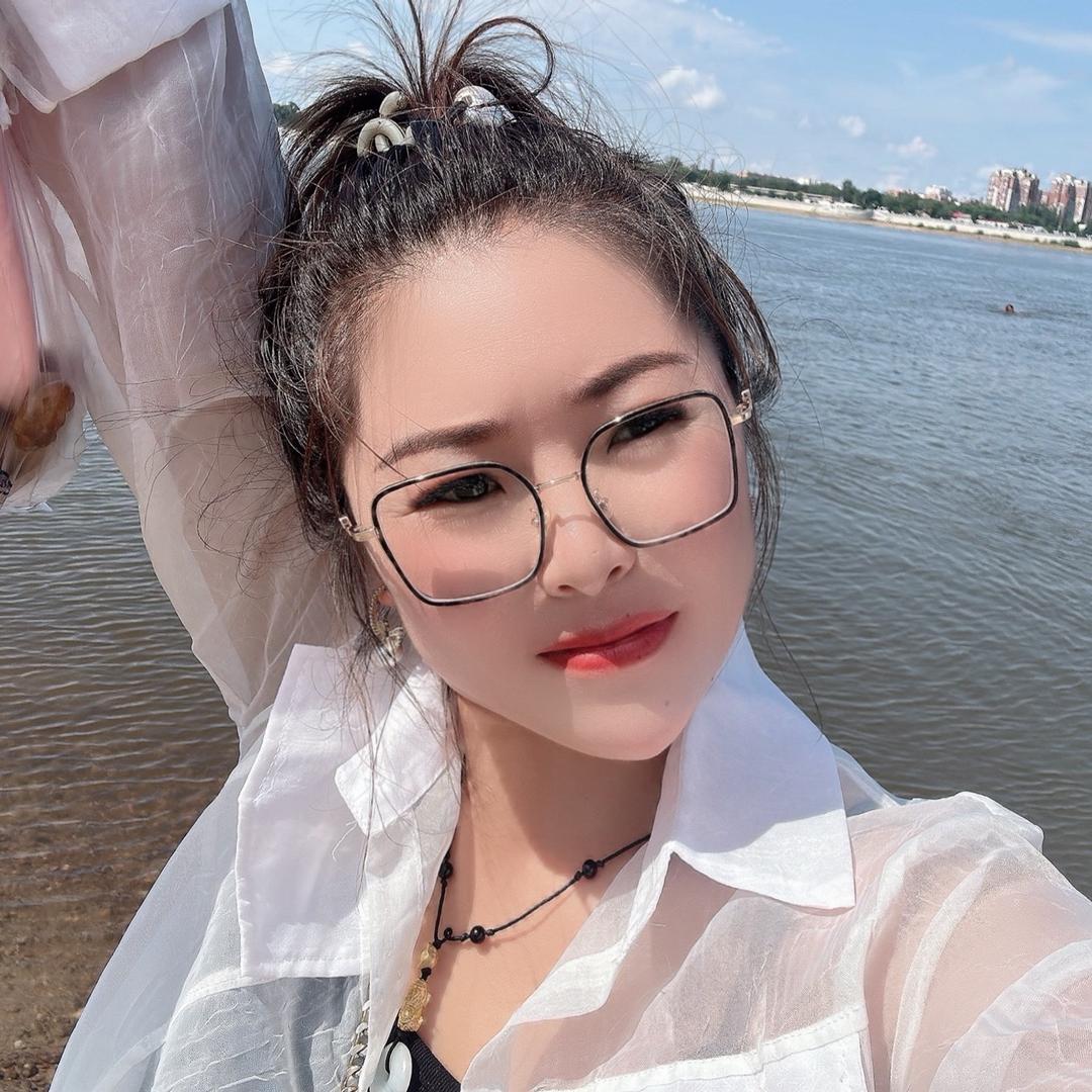 月月爱叨叨（一万粉丝开播）