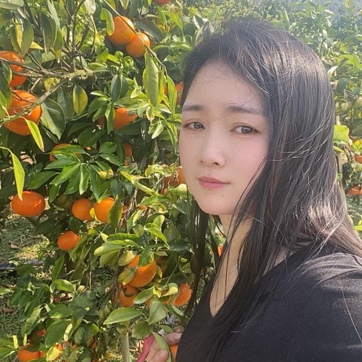 小何