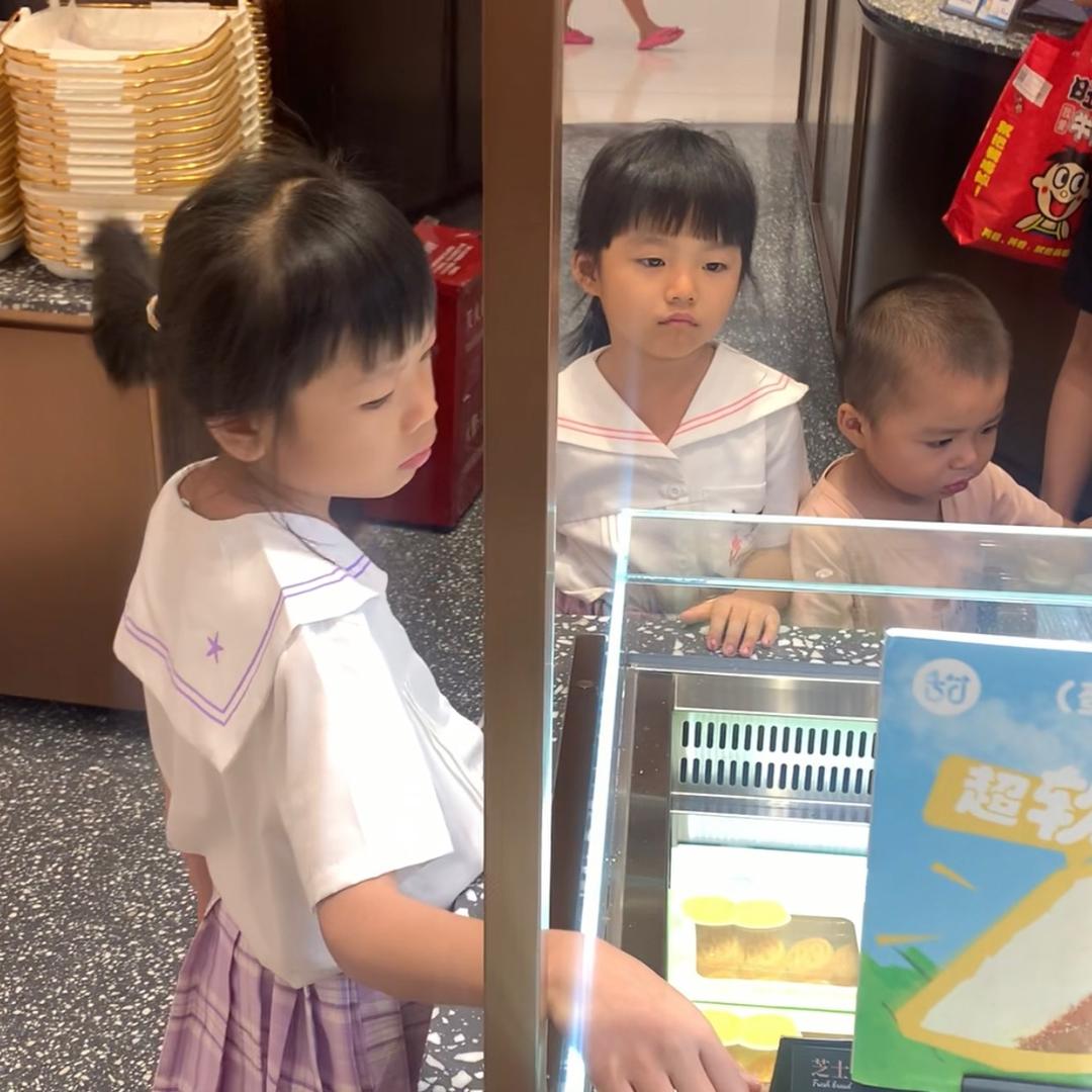 一个悲伤忧郁穷苦在慢慢提高认知的三胎父亲