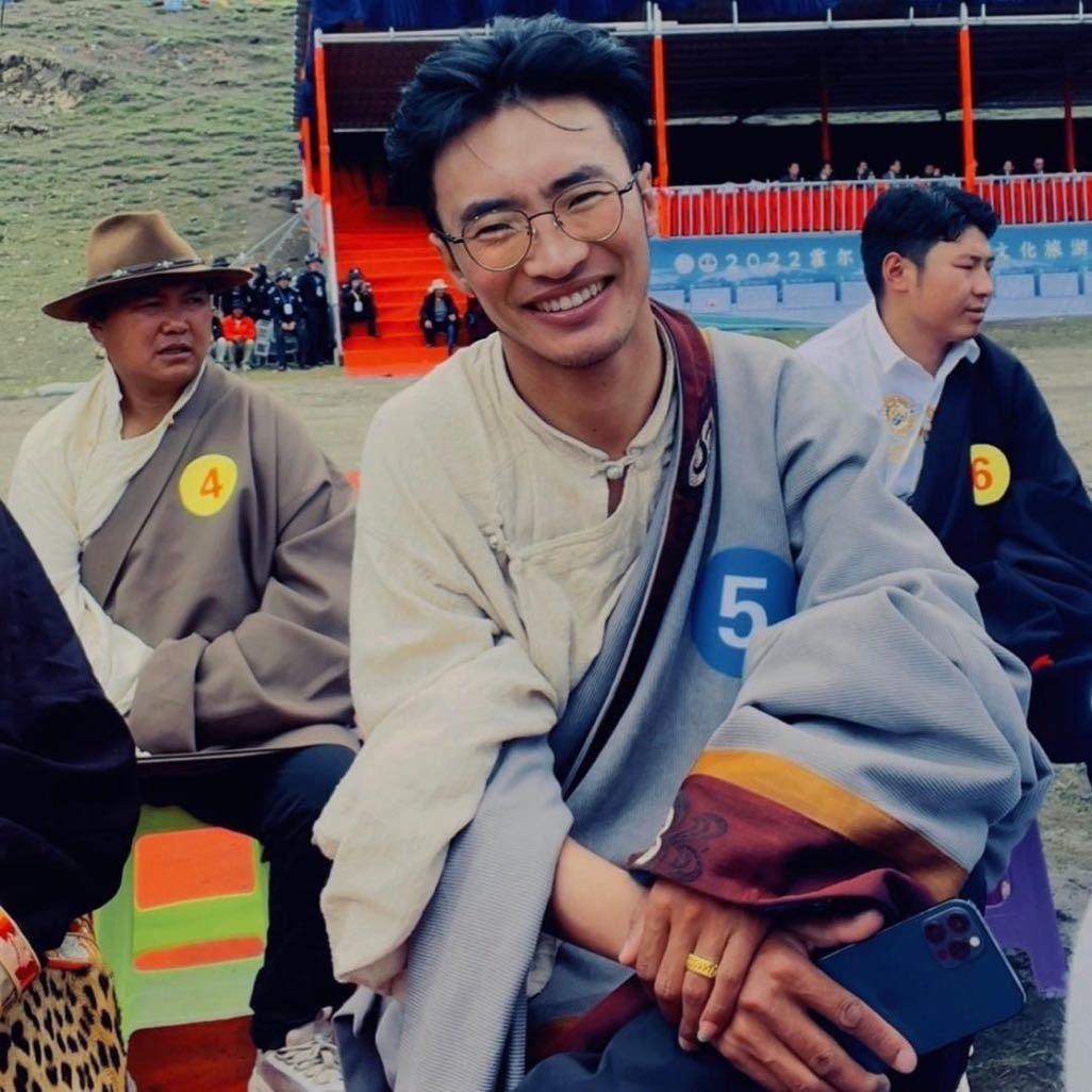 爱摄影的亚达就是我珞