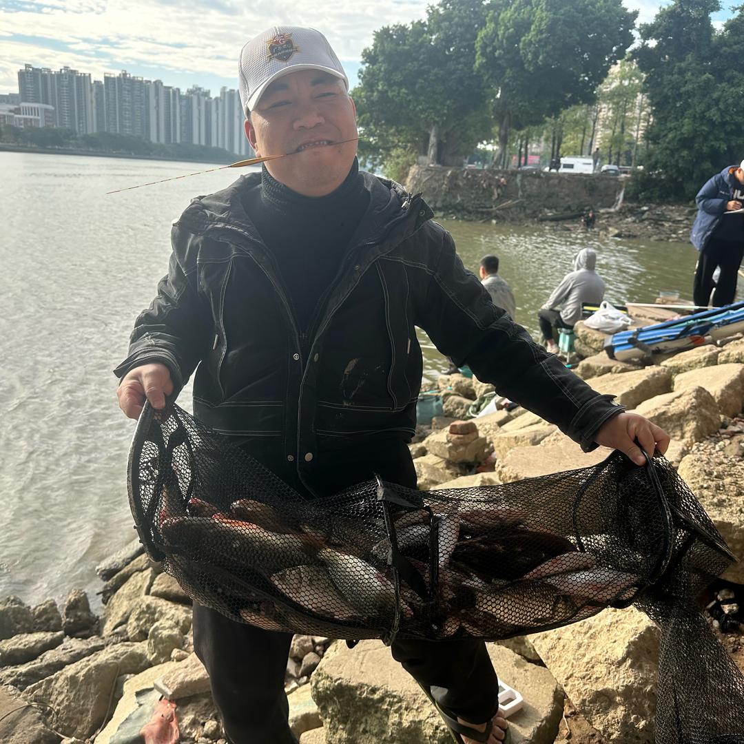 户外垂钓老猪