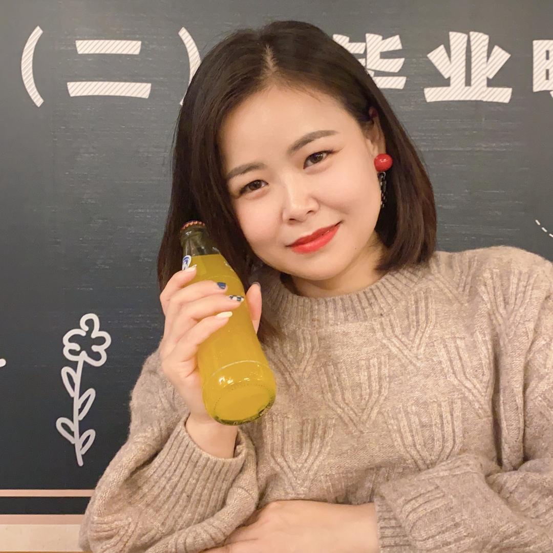 微微一笑，有点甜