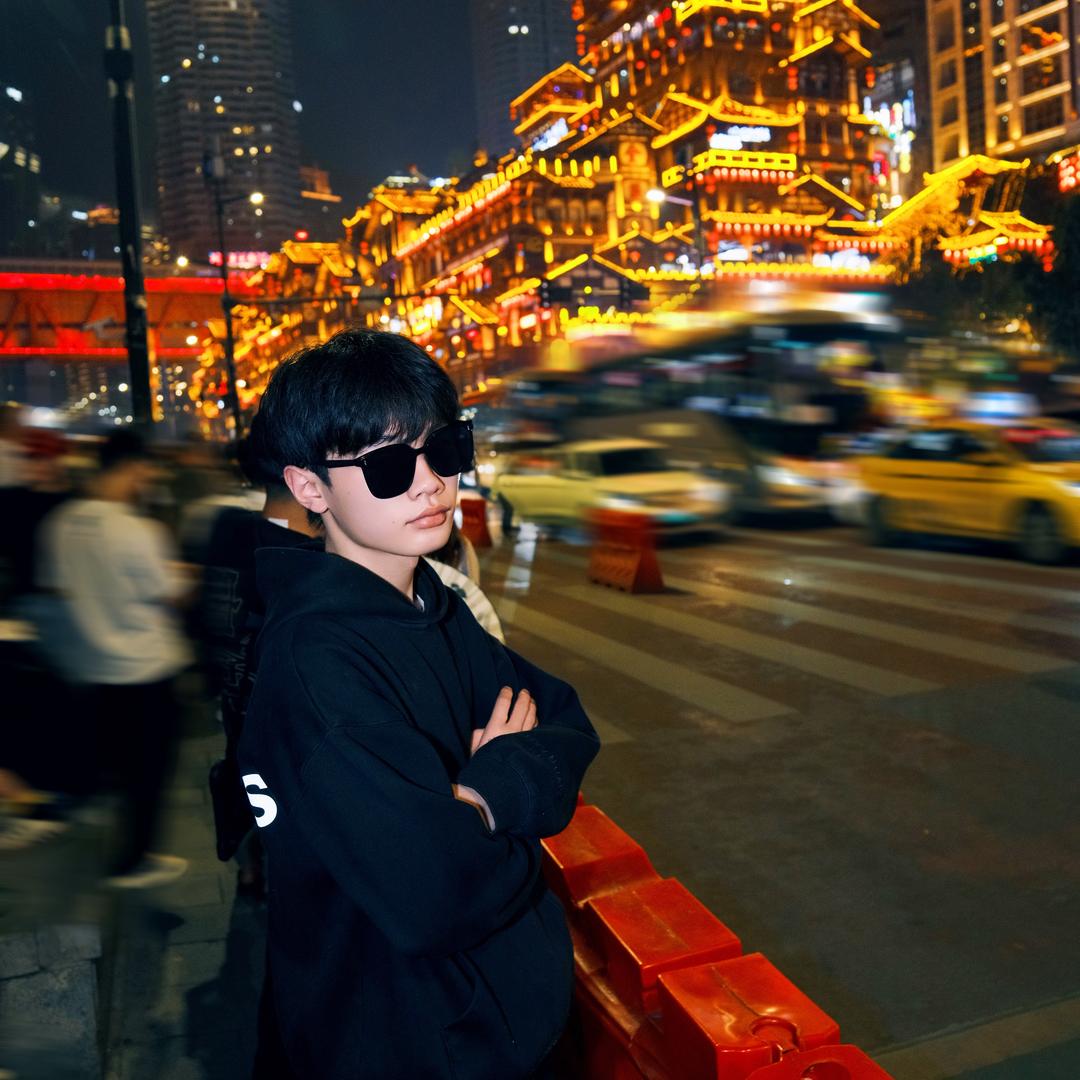 叶  秋