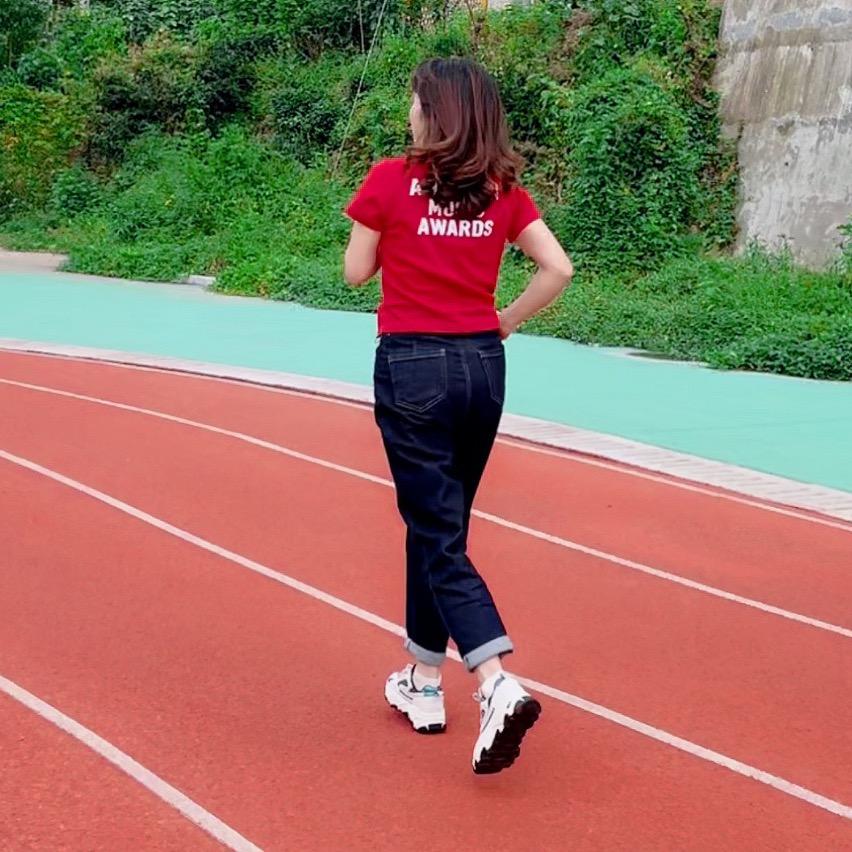 眼泪滴进了黑咖啡
