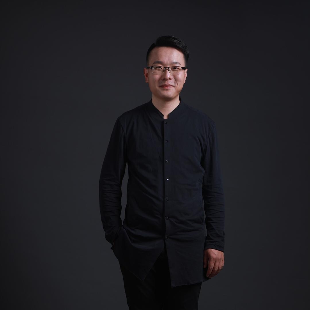 主持人东岳