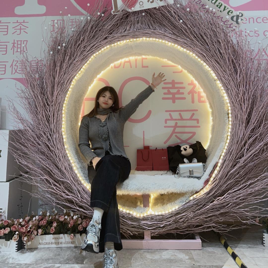 卖铝方通小姐姐