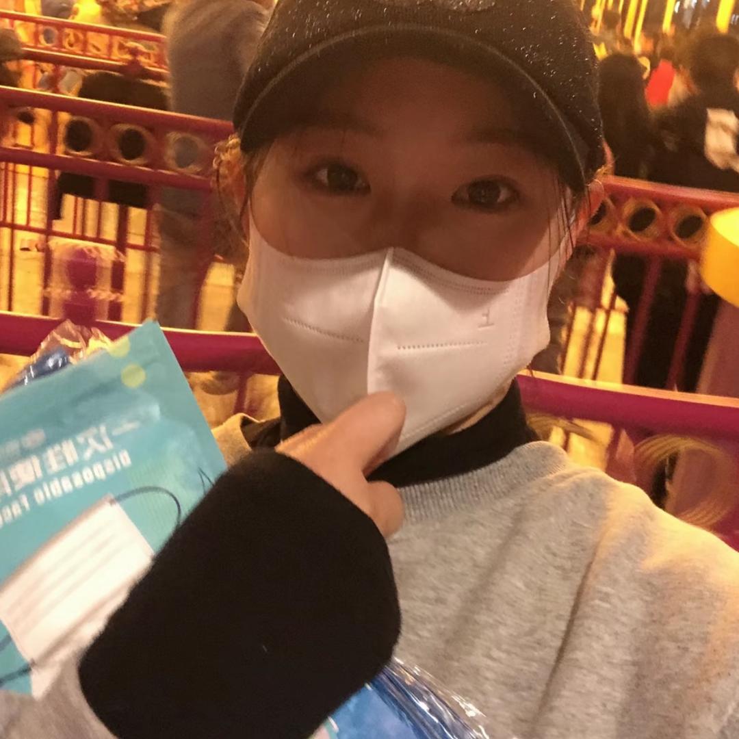 喝哇哈哈扎吸管扎手上那个女的