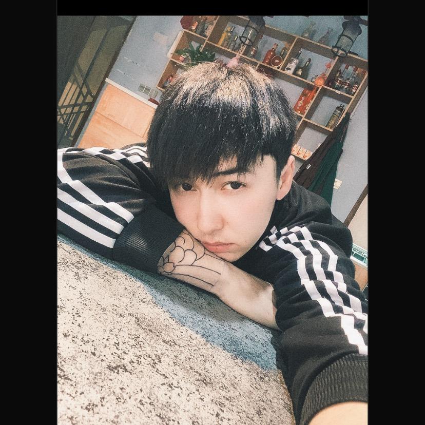 秦 爱 德