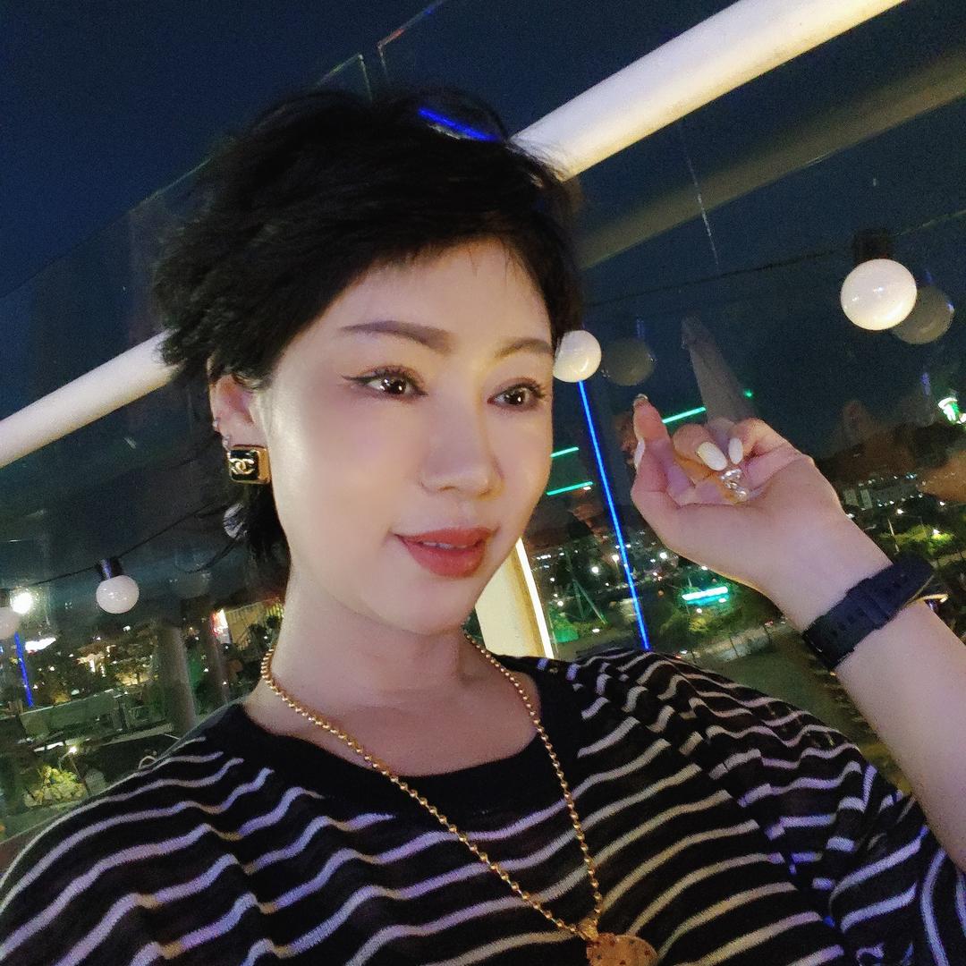 以央轻奢微胖女装