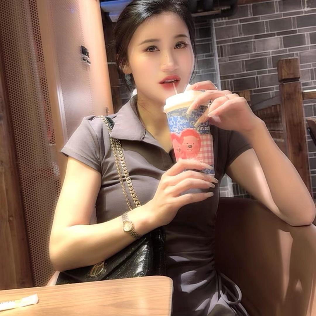 万年人😘在步行街做烧烤😊