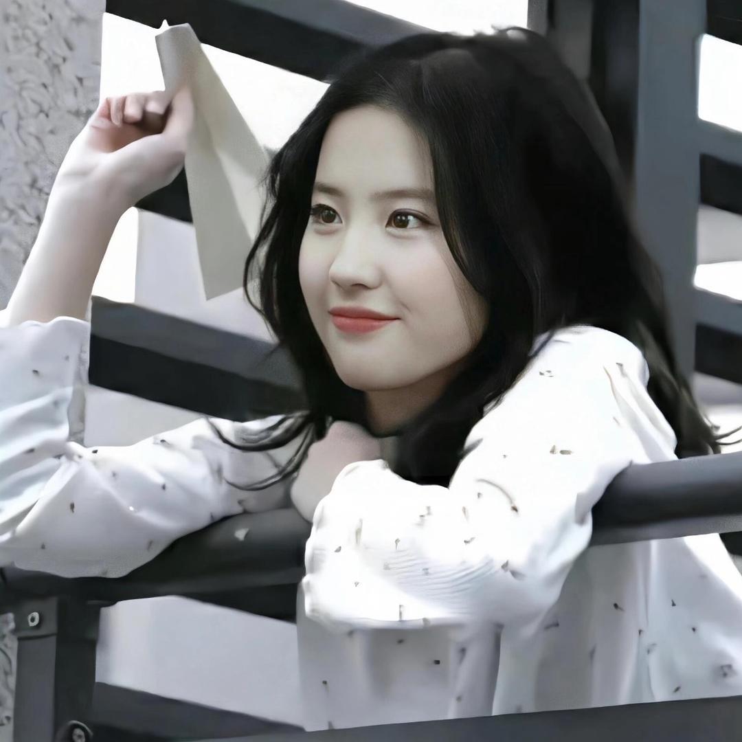 绿草原上的红色螃蟹