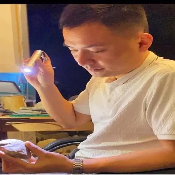 妙益翡翠 小武（翡翠原石德龙夜市料）