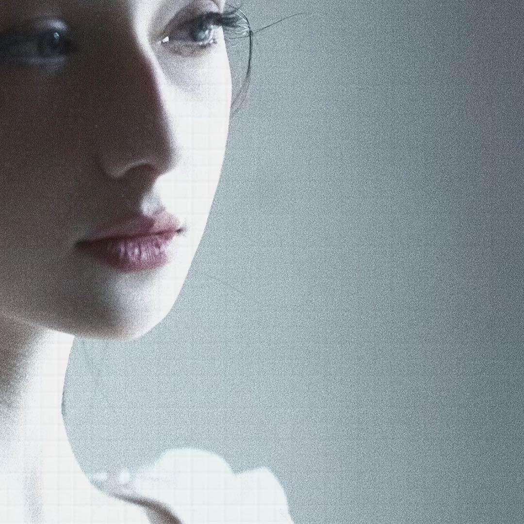 爱遛狗的小女孩