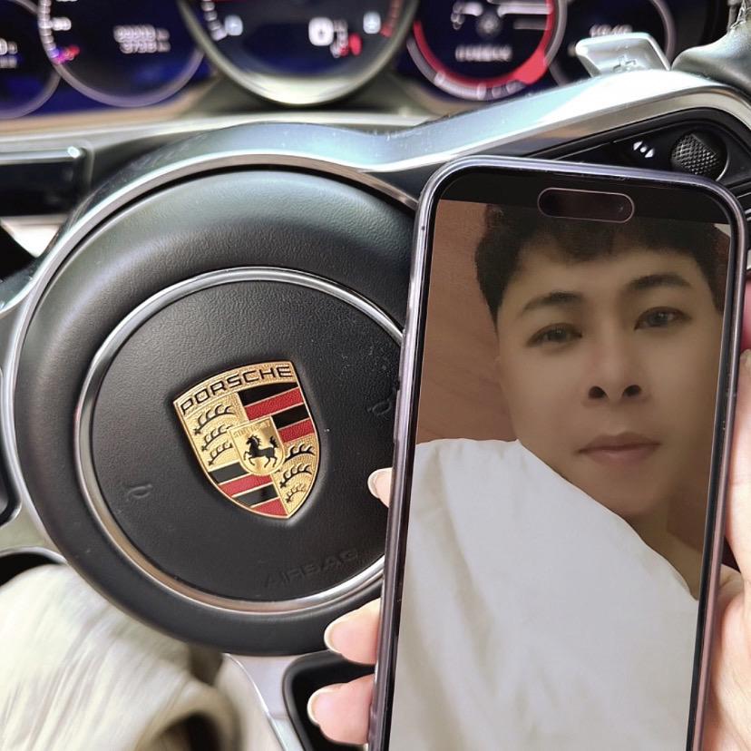 小 何