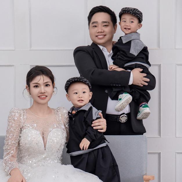 杜哥夫妇（带着双胞胎儿子）