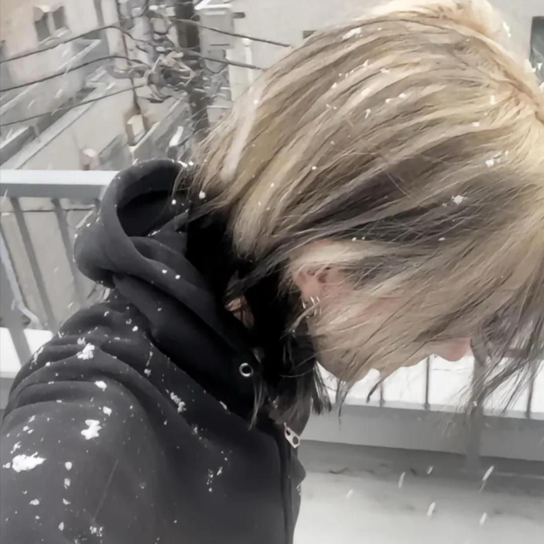 她的泪总把我灼伤