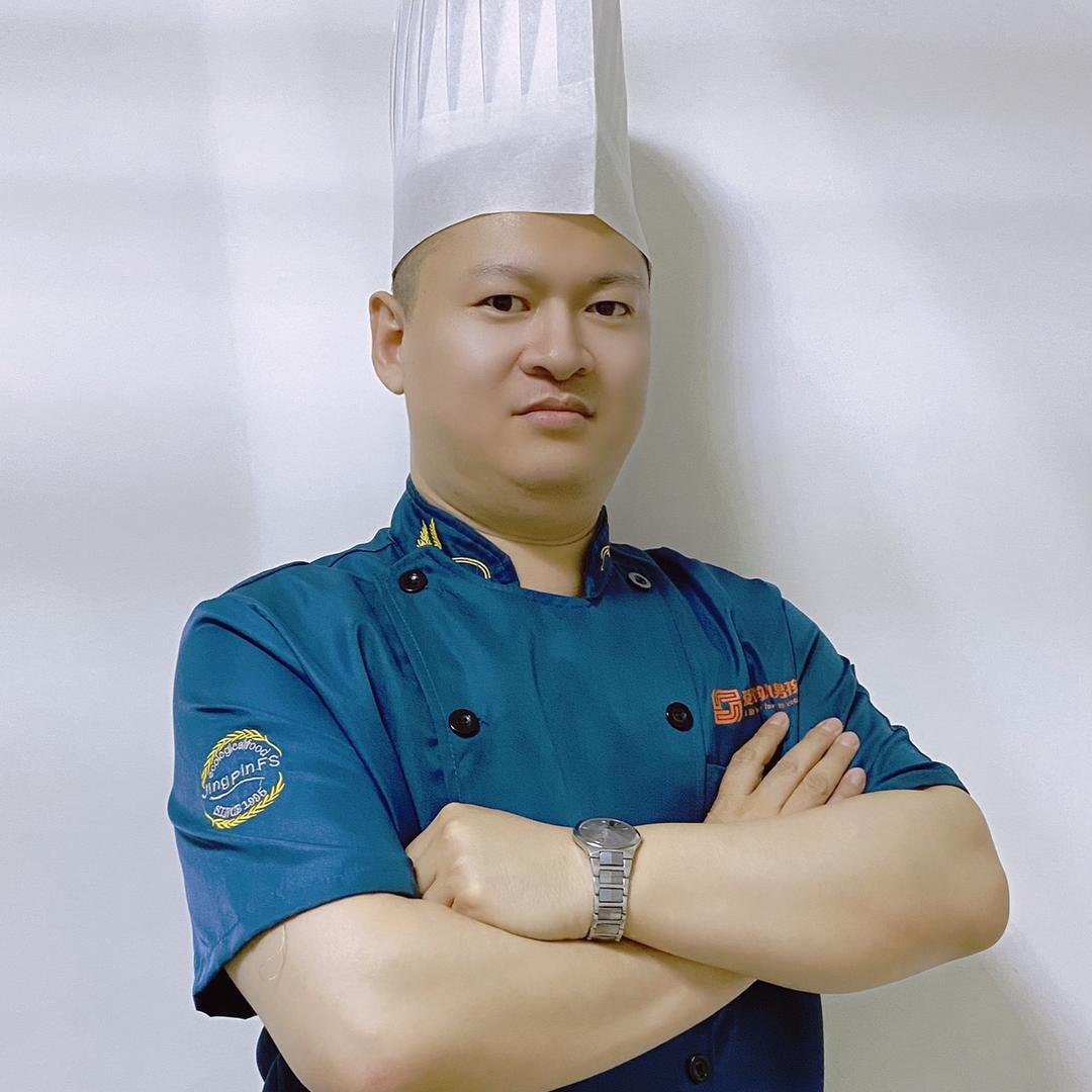 爱做饭的小男孩
