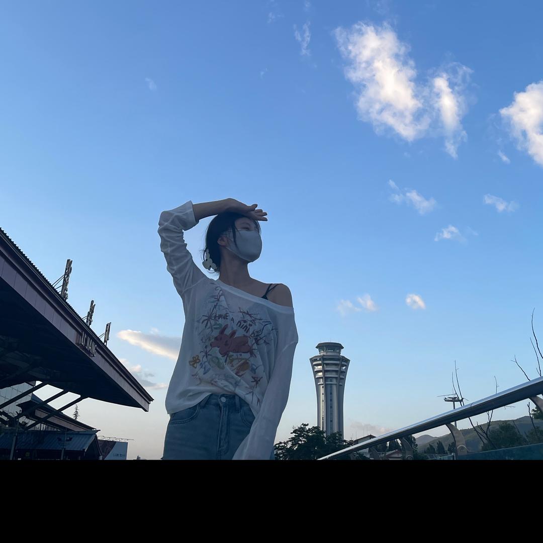 拧不开瓶盖的女孩