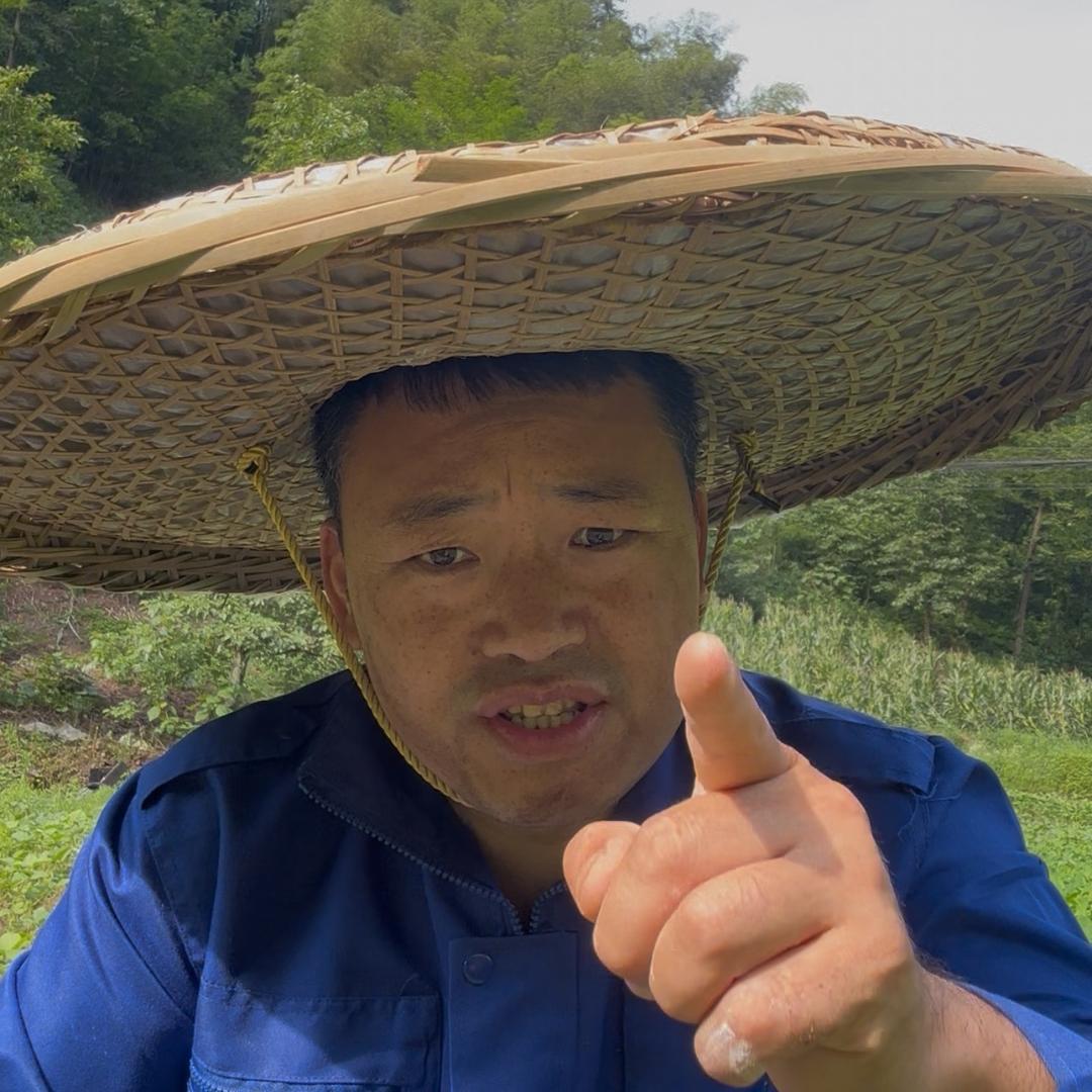 章英智（老村长助力山货出川）
