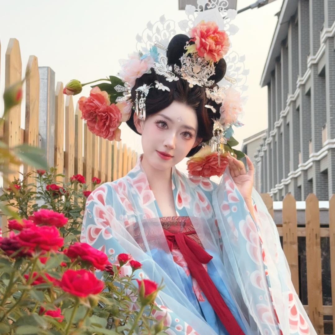 河头老街海棠花汉服馆