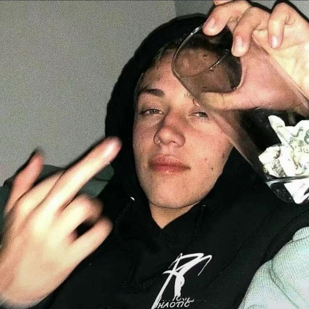 ￰
