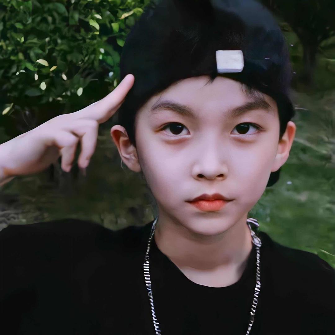 微型爱吃肉的青少年