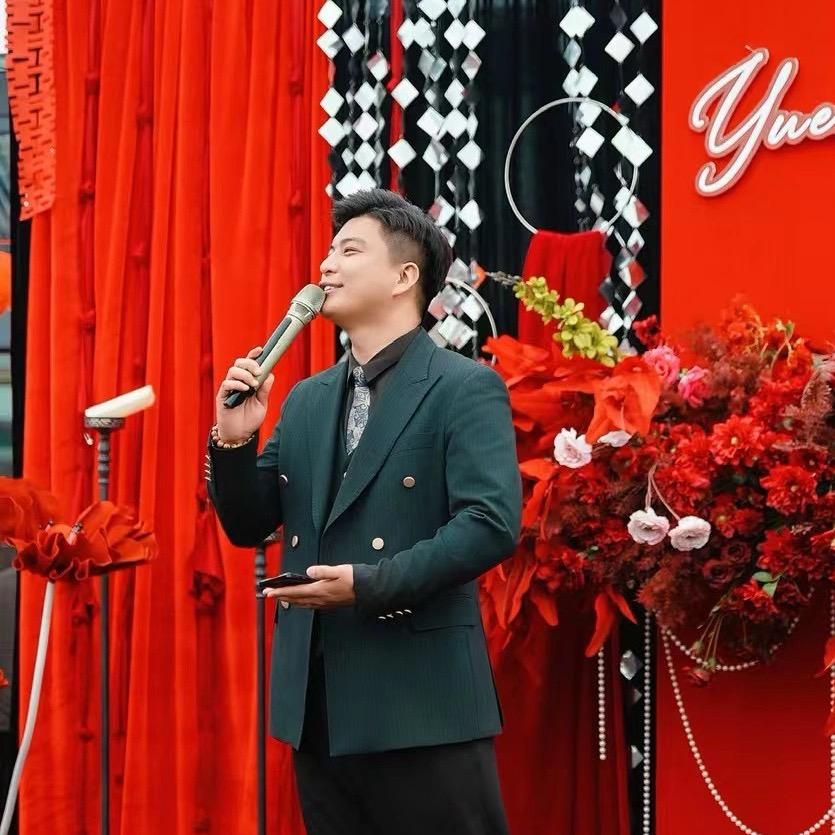 开婚纱店的主持人雨桐