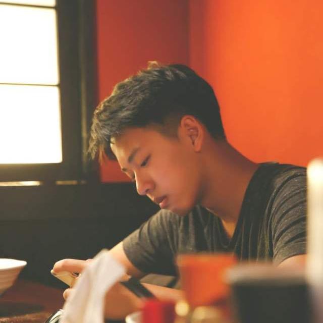 董老师认真做图书