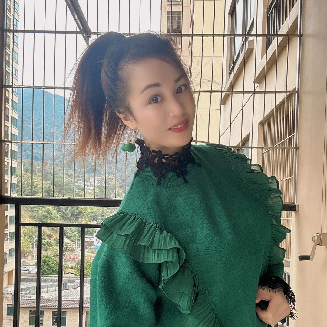 努力静姐🎤(每天晚上9点10分开播)