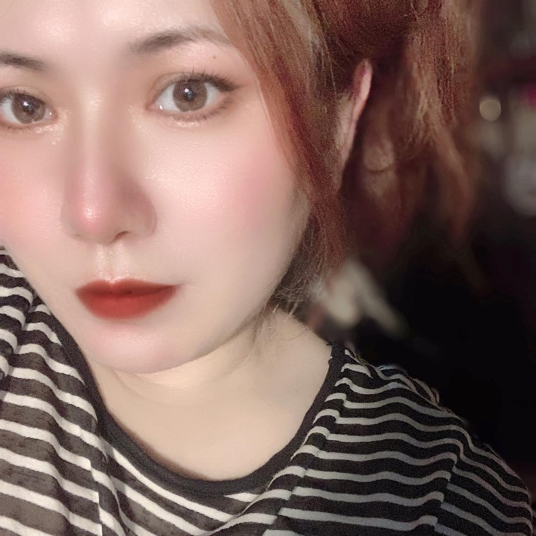 布丁蹲着看果冻