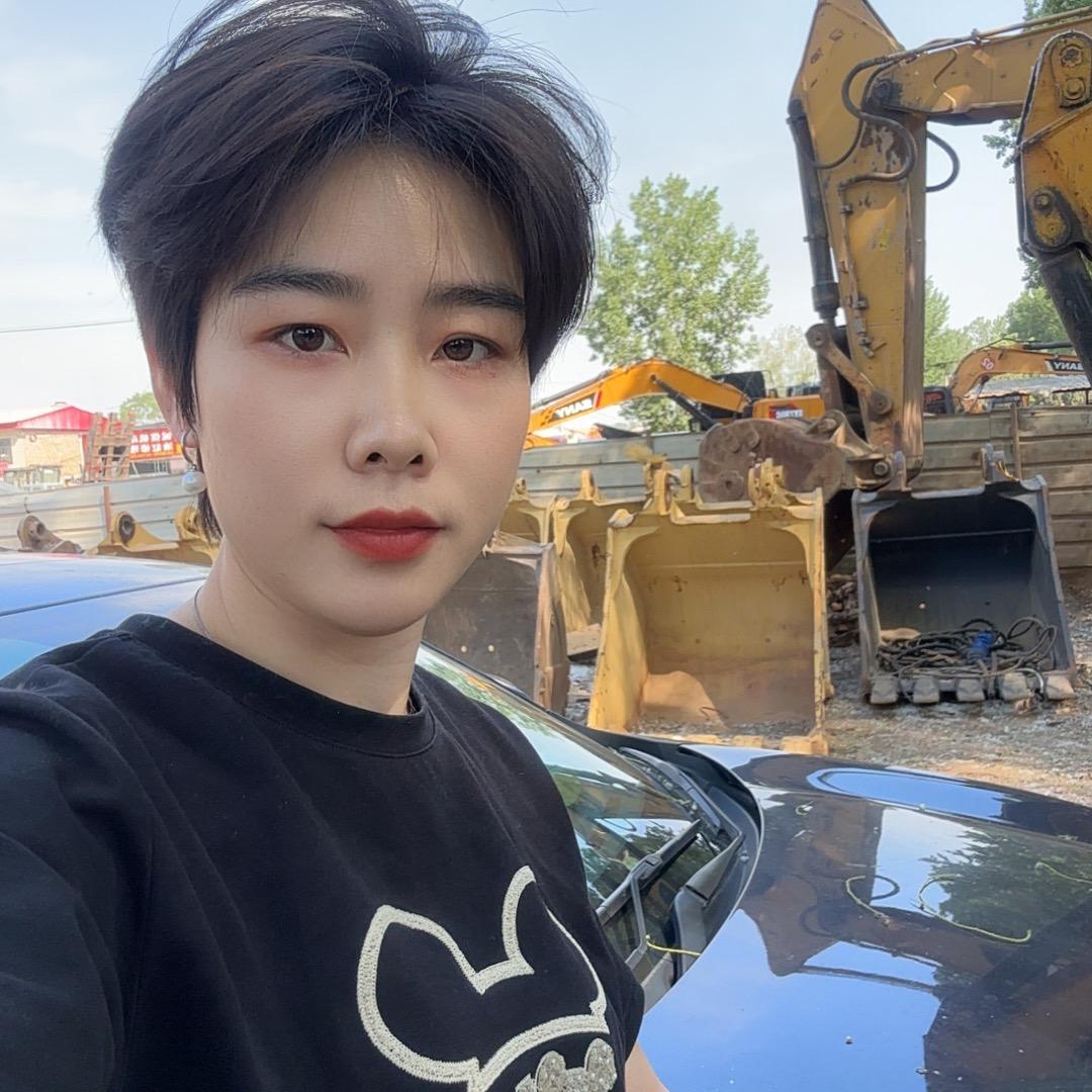 卖挖机拆车件的小崔