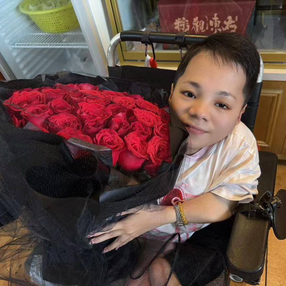 潮汕来开心袖珍人）橱窗有好