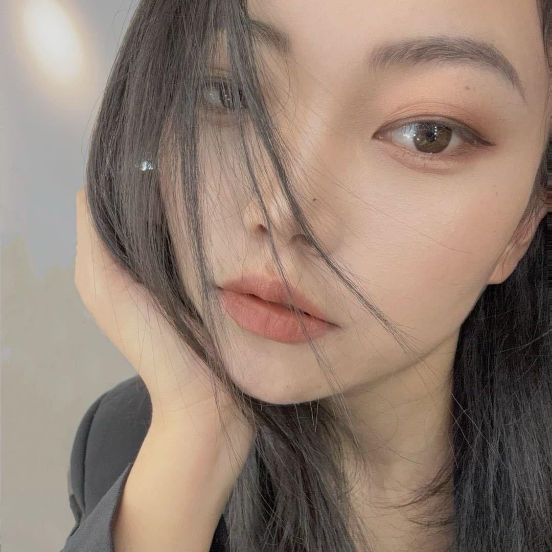 教化妆的娟娟