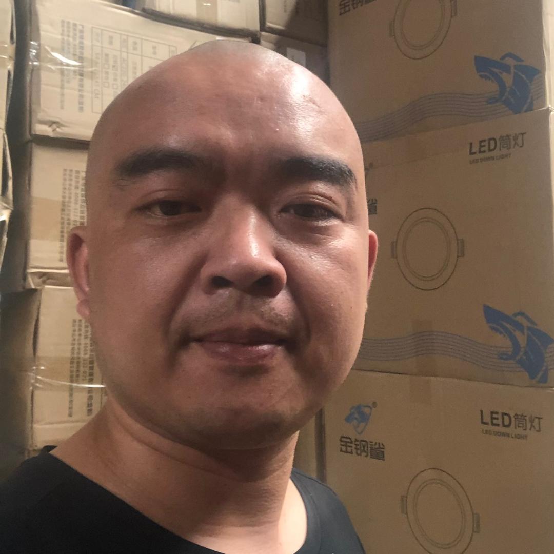 昆明灯具专家（光头）
