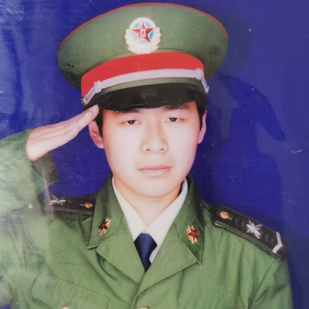 为先烈扫墓张胜