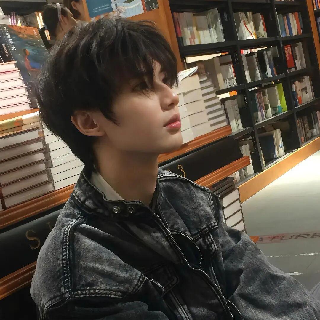 别捏我脸ˡᵃʕ•̫͡•ʔ