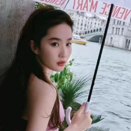 撑伞的雨天
