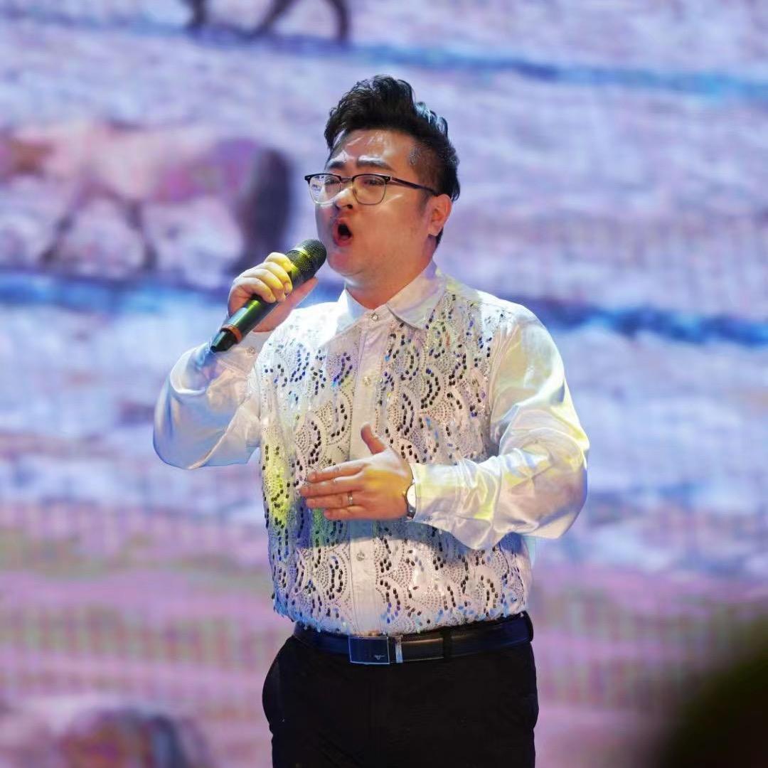 爱唱歌的小胖哥