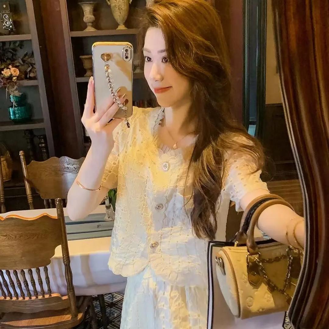 丽依红装